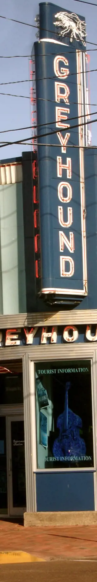 Downtown Clarksdale findet sich eine historische Greyhound Station aus den 50er Jahren.